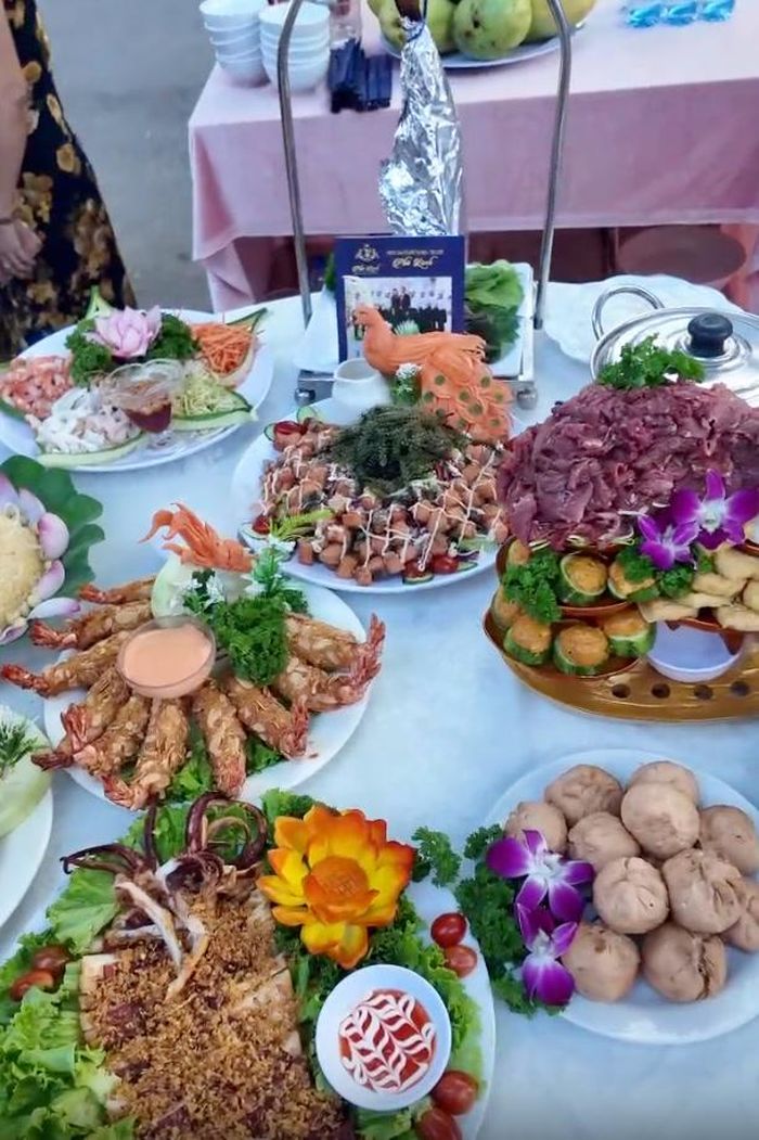 Các món ăn trong tiệc cưới.