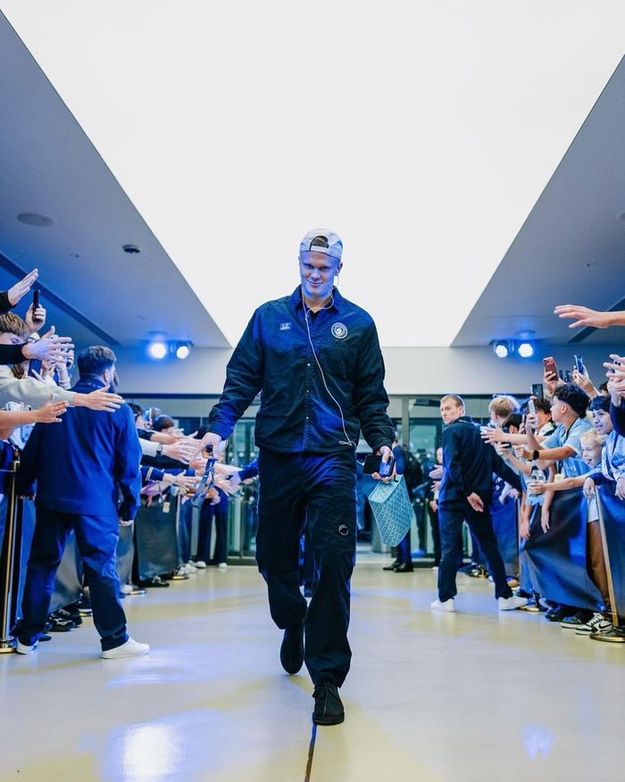 Manchester City lựa chọn phong cách đương đại với trang phục từ CP Company tại trận đấu ngày 21/10. Áo khoác tối màu có phom rộng, phối cùng áo polo đen và quần dài đồng bộ, tạo nên tổng thể tối giản, khỏe khoắn. Bảng màu trầm cùng thiết kế thiên về tính ứng dụng mang đến diện mạo hiện đại, thoải mái cho các cầu thủ trước giờ thi đấu. Ảnh: Manchester City.