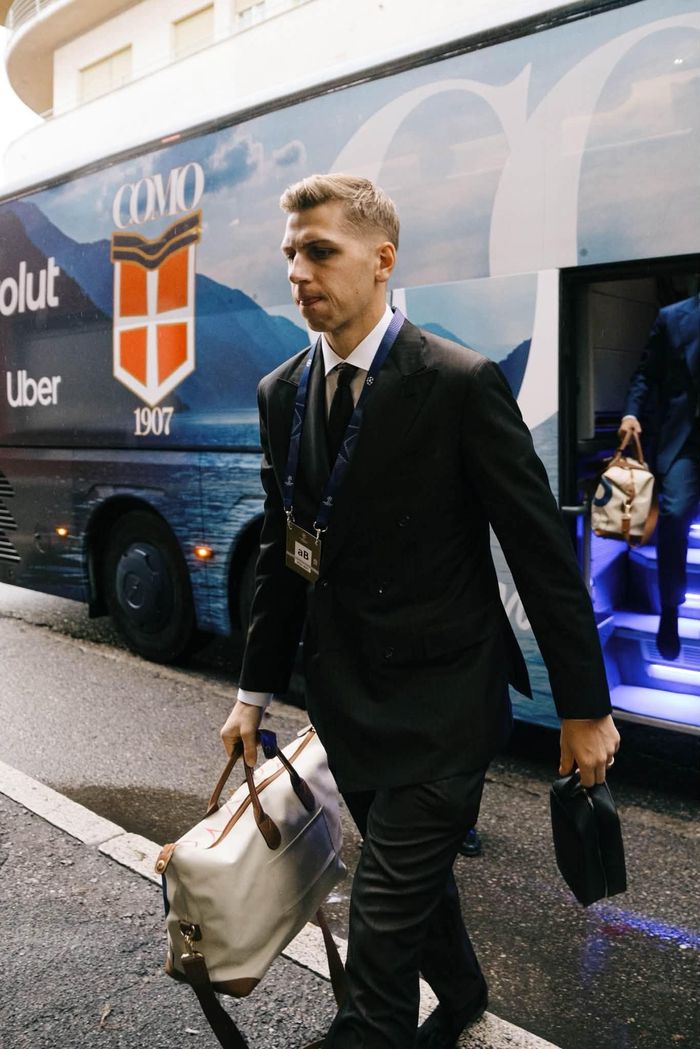Trong chiến thắng bùng nổ 4-1 trước Manchester United ngày 22/10, các cầu thủ Como xuất hiện với bộ suit may đo từ thương hiệu Brioni. Một thiết kế mang sắc be nhạt với hàng khuy kép, ve áo nhọn bản rộng được phối cùng sơ mi trắng và cà vạt tối màu, thiết kế khác nổi bật với tông xanh navy, đen tạo diện mạo chỉn chu, đậm chất cổ điển. Phom dáng thanh lịch cùng cách phối màu tiết chế giúp trang phục giữ được nét sang trọng mà không phô trương. Ảnh: Como 1907.