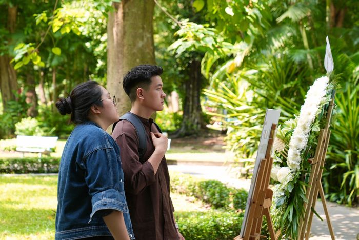 Đại Nam (áo nâu) tranh thủ ghé tham quan sau khi đọc được thông tin về Mimi trên mạng xã hội.