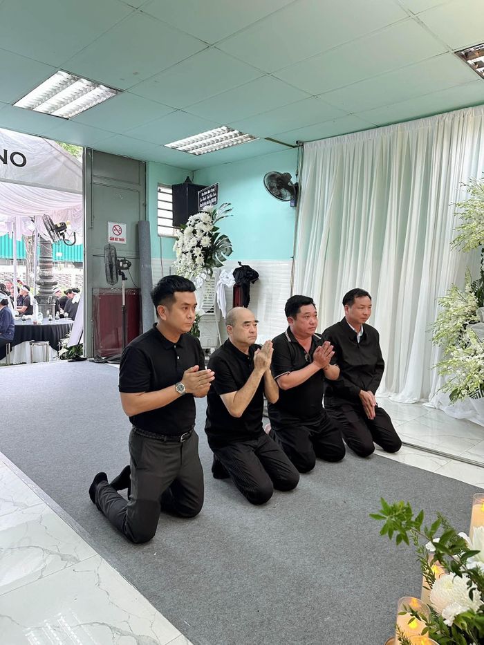 Nhâm Minh Hiền, Phùng Ngọc, Hùng Thuận viếng đạo diễn Nguyễn Vinh Sơn. Ảnh: @nhamhien.
