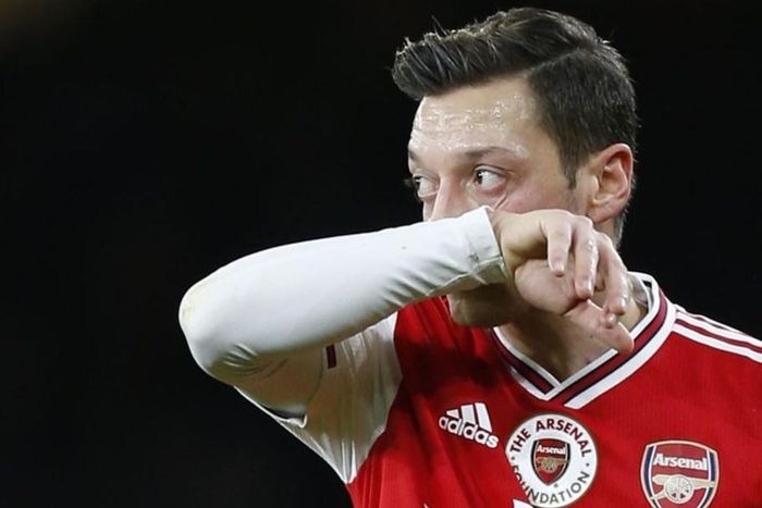  Arsenal chấp nhận trả tiền để Mesut Ozil cùng một số ngôi sao hưởng lương cao rời CLB trong quá trình tái thiết dưới thời Arteta. 