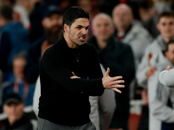  Mikel Arteta đặt niềm tin vào những cầu thủ trẻ như Bukayo Saka và Martin Odegaard, bất chấp hai mùa liên tiếp Arsenal chỉ đứng thứ tám Premier League. 