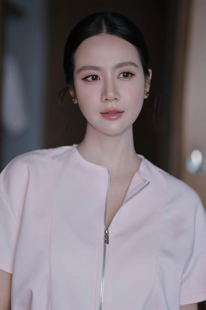 Ngoài đời, nữ diễn viên tự nhận mình mạnh mẽ, thẳng thắn và cá tính, khác xa sự mềm yếu của Hạnh. Nếu rơi vào những tình huống tương tự, cô cho rằng bản thân sẽ có cách xử lý quyết liệt hơn. Chính sự đối lập ấy khiến việc hóa thân trở thành thử thách, đòi hỏi cô phải gạt bỏ phản ứng tự nhiên của mình để sống với tâm lý nhân vật. Sau hai tuần phát sóng, vai Hạnh nhận được sự đồng cảm từ khán giả. Nhiều người chia sẻ những diễn biến của nhân vật khiến họ rơi nước mắt, thương cho người phụ nữ liên tiếp gặp bất hạnh. Với Phan Minh Huyền, phản ứng này là nguồn động viên lớn, cho thấy những nỗ lực tìm hiểu và thể hiện tâm lý Hạnh đang dần được người xem đón nhận.