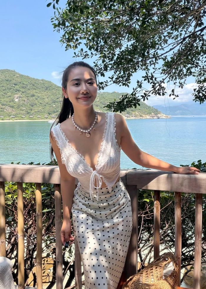 Trên trang cá nhân, Huyền Lizzie thường chia sẻ hình ảnh tập luyện thể thao, từ yoga đến pilates. Đây là những hoạt động giúp cô duy trì vóc dáng, đồng thời chăm sóc sức khỏe sau thời gian làm việc bận rộn.