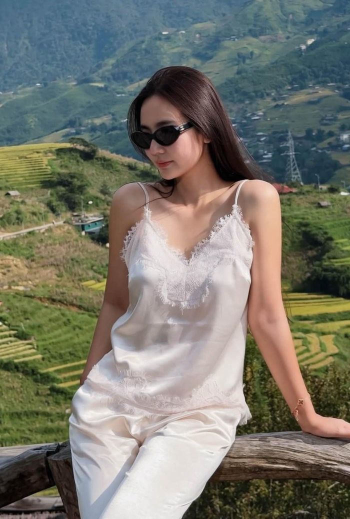 Huyền Lizzie sinh năm 1990, từng là một trong những hot girl đời đầu nổi tiếng tại Hà Nội. Cô lọt top 5 cuộc thi Miss Teen 2009 trước khi theo đuổi con đường diễn xuất, ghi dấu ấn qua nhiều bộ phim truyền hình như Bí mật của Eva, Ngược chiều nước mắt, Thương ngày nắng về, Chúng ta của 8 năm sau, Cách em 1 milimet… Về đời tư, năm 2014, Huyền Lizzie kết hôn với doanh nhân Lynh Hoàng. Cặp đôi có một con trai tên ở nhà là Nem. Hai người quyết định ly hôn sau 5 năm chung sống. Từ đó đến nay, nữ diễn viên chưa công khai mối quan hệ tình cảm mới.