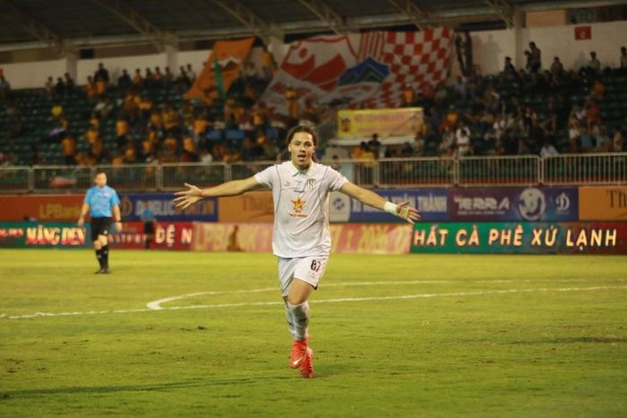 Cầu thủ Việt kiều Abdel-Amine Trần Đức Vinh ghi bàn thắng đầu tiên tại V.League. Ảnh: SLNA.