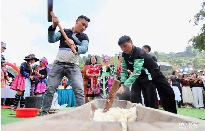Người dân thi giã bánh dày tại Lễ hội Trà Shan tuyết Suối Giàng 2026, xã Văn Chấn, tỉnh Lào Cai, ngày 17.10.2026. Nhịp chày và sự cổ vũ quanh cối bánh đưa sinh hoạt văn hoá của cộng đồng vào cuộc gặp với du khách. Ảnh: Tuấn Ninh/Dân tộc và Phát triển