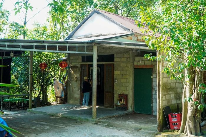 Hộ dân còn sinh sống ở vùng "báo động" về sạt lở ven chân núi Phú Gia, xã Chân Mây - Lăng Cô. Ảnh: T.An