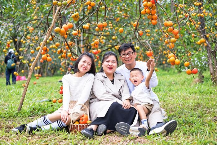 Du khách tranh thủ lưu lại khoảnh khắc trong chuyến du lịch Đà Lạt của gia đình