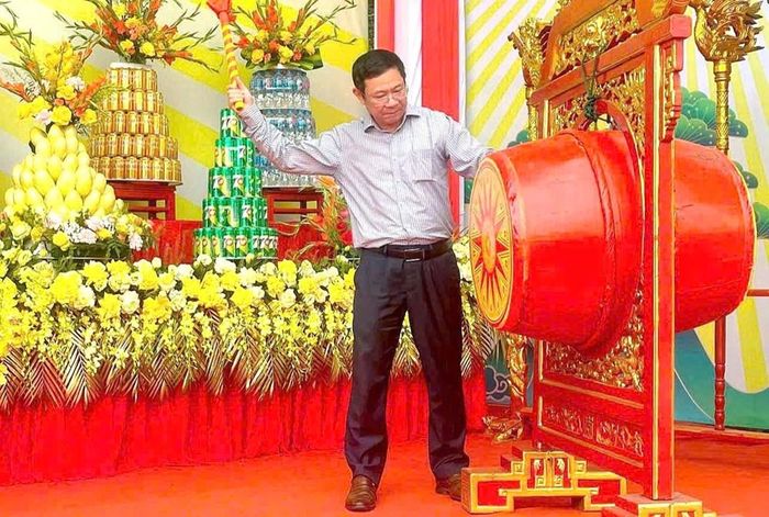 Ông Lê Văn Tuấn, Bí thư Đảng ủy, Chủ tịch HĐND phường Sầm Sơn, đánh trống khai hội