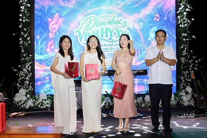 Ông Nguyễn Anh Vũ - Giám đốc Công ty TNHH Phát Hoàng Long tặng quà cho các đoàn tham gia Famtrip