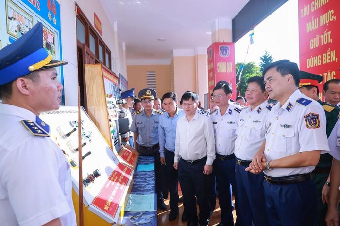 Đại biểu tham quan các mô hình học cụ huấn luyện kỹ thuật tại Vùng CSB 2
