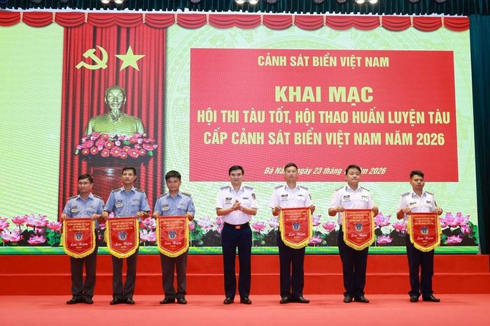 Thiếu tướng Trần Văn Lượng, Phó Tư lệnh, Tham mưu trưởng CSB Việt Nam trao cờ lưu niệm Hội thi, Hội thao cho các tàu