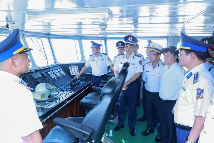Đại biểu tham quan tại Tàu CSB 4037