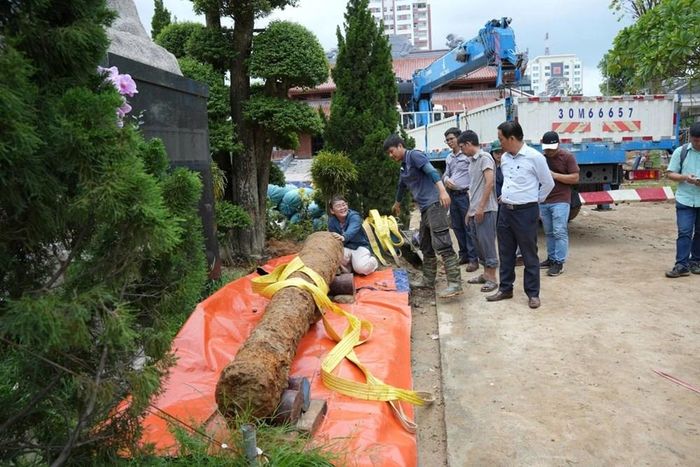 Di dời khẩu súng bằng máy cẩu