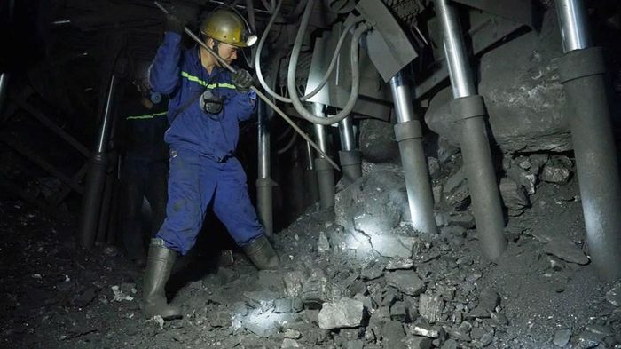 Anh hùng Lao động Phạm Đình Duẩn trong công việc thường ngày. Ảnh: Nguyễn Cương