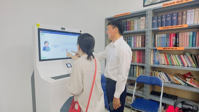 Người dân làm thủ tục hành chính tại ki-ốt dịch vụ công