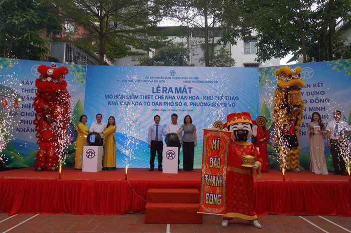 Các đại biểu thực hiện nghi thức ra mắt Mô hình điểm thiết chế Nhà văn hoá