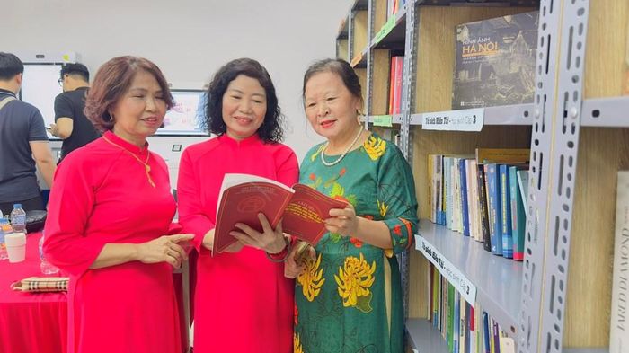Người dân Giảng Võ được tiếp cận thông tin tại Nhà văn hoá