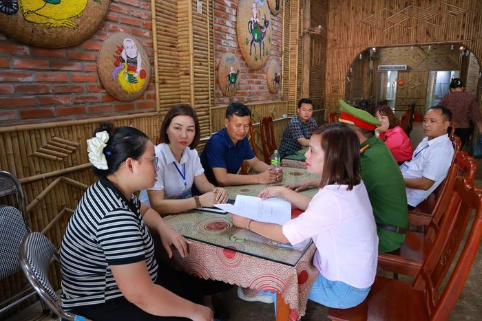 Sau thời hạn cam kết mà chủ cơ sở kinh doanh không tự động tháo dỡ, lắp đặt lại biển hiệu, biển quảng cáo theo đúng quy định thì Tổ công tác sẽ tham mưu Chủ tịch UBND phường ra quyết định xử phạt hành chính và buộc tháo dỡ biển hiệu vi phạm