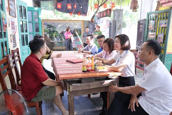 Đa phần người dân, chủ cơ sở kinh doanh đều cam kết tuân thủ chấp hành và chủ động tháo dỡ, lắp đặt lại biển hiệu đúng quy định của pháp luật