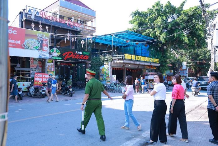 Tổ công tác kiểm tra kích thước biển (ngang, dọc), nội dung thông tin bắt buộc (tên cơ sở, địa chỉ, số điện thoại), ngôn ngữ chữ viết (chữ tiếng nước nước ngoài, chữ tiếng Việt)