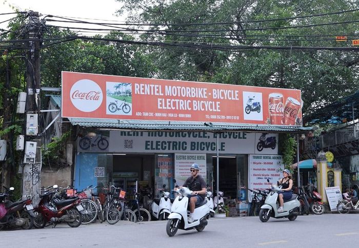 Biển hiệu, biển quảng cáo một cơ sở kinh doanh tại Khu du lịch Tam Cốc (phường Nam Hoa Lư) hoàn toàn bằng tiếng nước ngoài