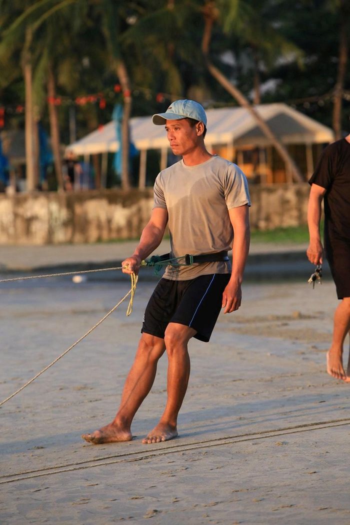 Giữa đô thị hiện đại, những nhịp kéo lưới thủ công dẻo dai của ngư dân Mân Thái vẫn lặng lẽ diễn ra, giữ trọn nét văn hóa lao động đặc trưng qua nhiều thế hệ