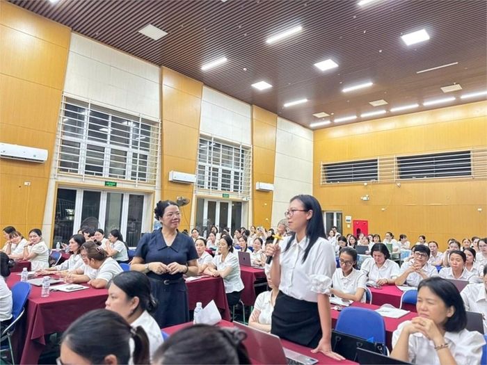 Giáo viên Trường Tiểu học Long Biên thực hành ứng dụng Vi-EQ trong buổi tập huấn giáo dục trí tuệ cảm xúc. Ảnh: Hanoi.edu.vn