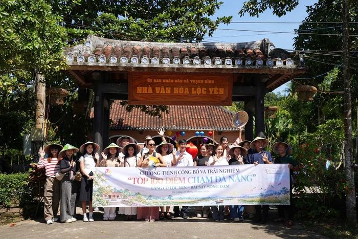 Tại Làng cổ Lộc Yên, khách mời khám phá kiến trúc nhà cổ, những cung đường đá, nếp sống làng quê, nghề truyền thống và ẩm thực địa phương