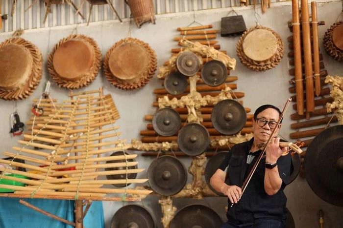 Nghệ sĩ Nguyễn Trường chơi cây đàn violin tre