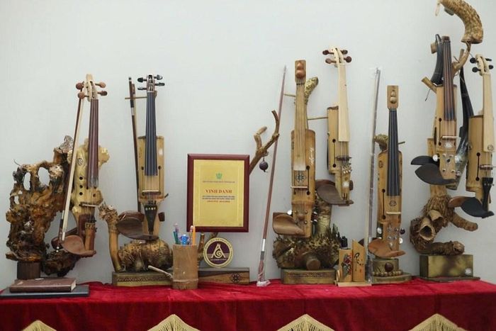Những cây đàn violin tre do nghệ sĩ Nguyễn Trường chế tác