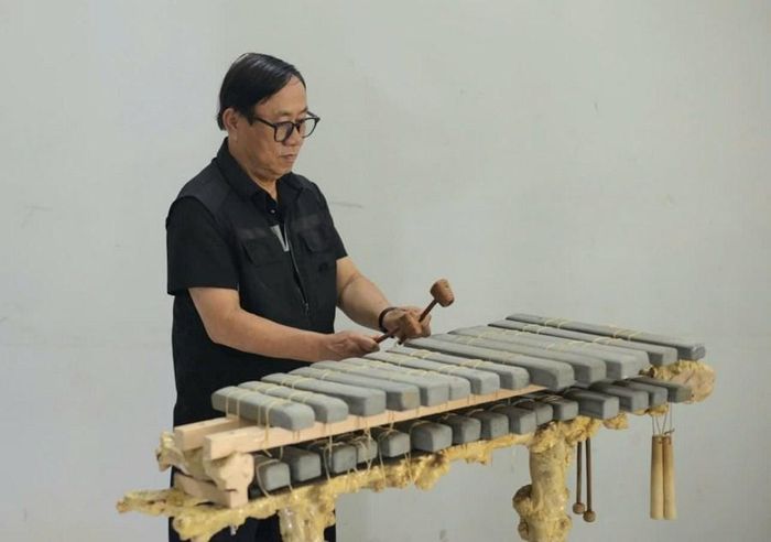 Nghệ sĩ Nguyễn Trường trình diễn đàn đá trong không gian lưu giữ nhạc cụ dân tộc của mình