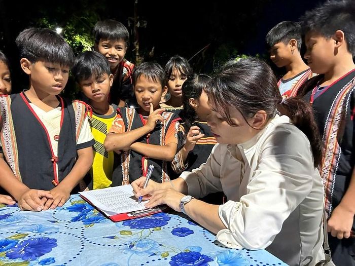 Các em nhỏ háo hức đăng ký tham gia lớp tập huấn di sản văn hóa phi vật thể cồng chiêng