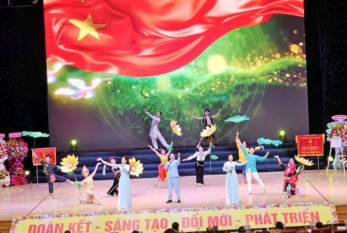 Tiết mục văn nghệ chào mừng Đại hội