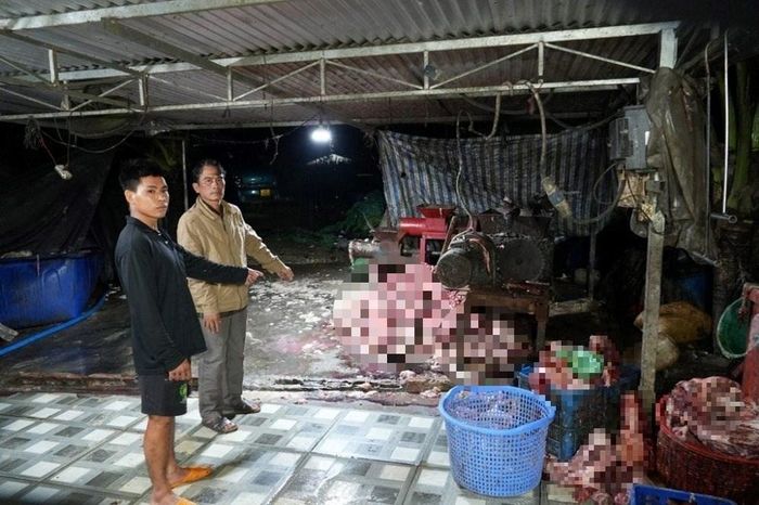 Đối tượng Trần Văn Hùng (mặc áo khoác vàng) cùng tang vật. Ảnh: Công an TP Đồng Nai