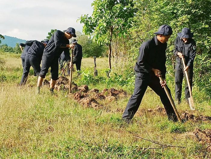 Cán bộ, chiến sĩ Đội K tích cực đào tìm hài cốt liệt sĩ tại các địa bàn thuộc Vương quốc Campuchia