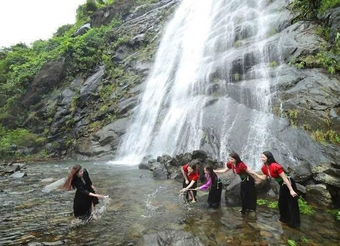 Đến với Chiềng Lao, du khách có thể khám phá hang đá, ngắm cảnh lòng hồ thủy điện Sơn La và lưu lại những khoảnh khắc đáng nhớ giữa thiên nhiên hùng vĩ. Ảnh: Xã Chiềng Lao