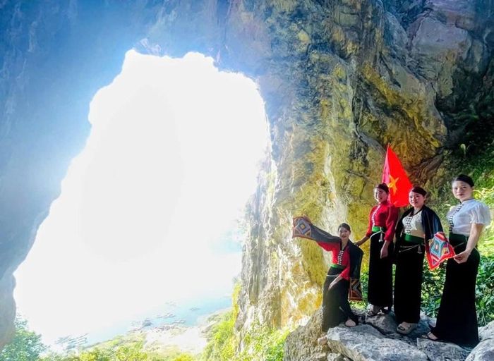 Núi đá Thủng thuộc bản Nà Cường là danh thắng tự nhiên hoang sơ với cảnh sắc ấn tượng tại xã Chiềng Lao. Ảnh: Sở VHTTDL Sơn La