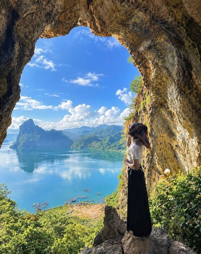 Sự đan xen giữa núi rừng và lòng hồ tạo nên không gian khoáng đạt, mang nét đặc trưng của vùng Tây Bắc. Ảnh: Sở VHTTDL Sơn La