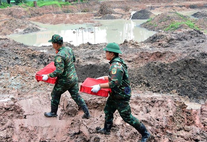 Trong ngày 23.10, các lực lượng đã phát hiện, quy tập được thêm 12 bộ hài cốt liệt sĩ cùng 1 bộ di vật kèm theo