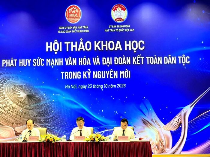 Phó Chủ tịch Ủy ban Trung ương Mặt trận Tổ quốc Việt Nam Trần Thắng; PGS.TS Bùi Hoài Sơn, Phó Trưởng ban Tuyên giáo Trung ương; Ủy viên Ban Thường vụ, Trưởng ban Tuyên giáo và Dân vận Đảng ủy Dân vận, Mặt trận và các đoàn thể Trung ương Nguyễn Minh Chung chủ trì Hội thảo