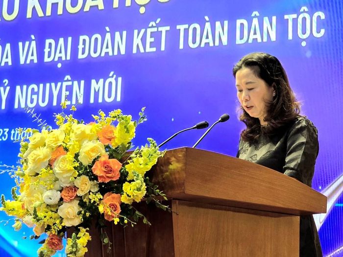Phó Cục trưởng Cục Văn hóa - Thông tin cơ sở và Gia đình (Bộ VHTTDL) Vi Thanh Hoài tham luận tại Hội thảo