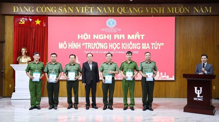 Đại diện Nhà trường trao quà tri ân lực lượng Công an đã đồng hành trong công tác bảo đảm an ninh, trật tự