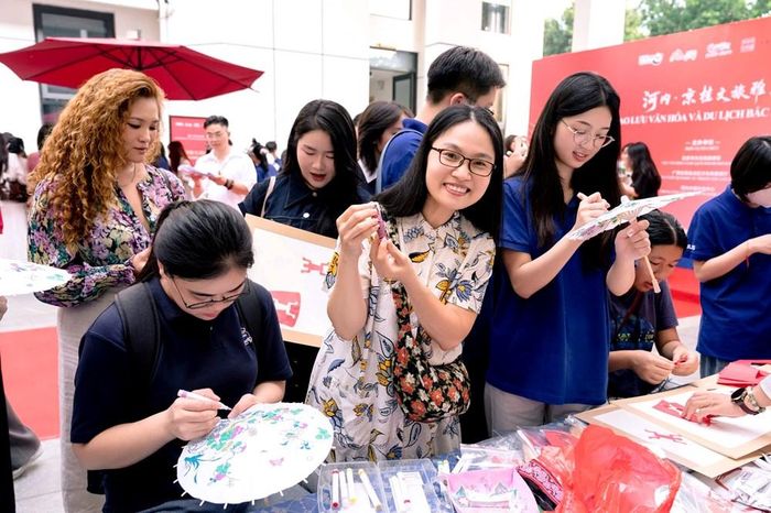 Đại biểu tham dự các hoạt động trải nghiệm trong khuôn khổ chương trình