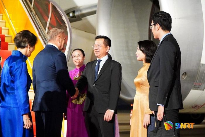 Đại sứ Việt Nam tại Ba Lan Hà Hoàng Hải chào mừng Thủ tướng Cộng hòa Ba Lan Donald Tusk đến Đà Nẵng. Ảnh: Vinh Anh