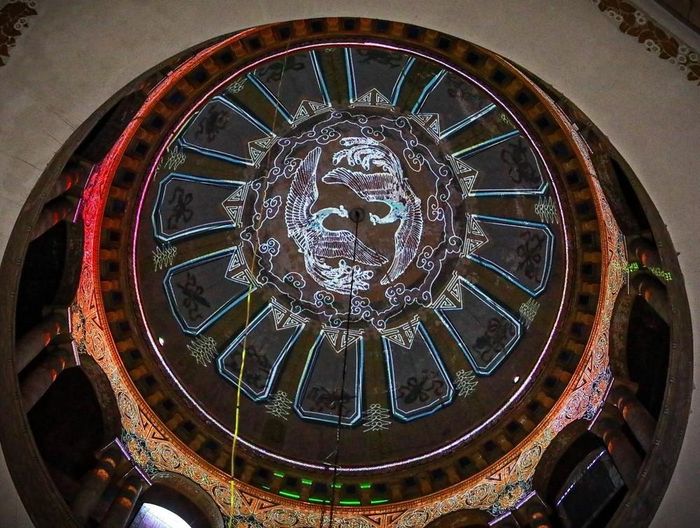 Công nghệ trình chiếu 3D mapping trên vòm trần tòa nhà Đại học Đông Dương (Hà Nội), góp phần làm sống động những giá trị di sản kiến trúc. Ảnh: Khánh Hòa