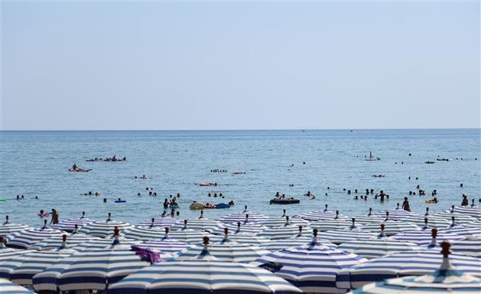 Người dân tắm biển tránh nóng tại Sperlonga, Italy ngày 14/8/2026. Ảnh: THX/TTXVN phát