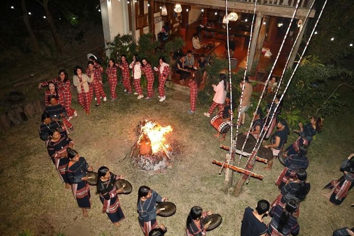 Du khách hòa cùng nhịp cồng chiêng tại homestay A Ngưi ở làng K’Dang, xã Tơ Tung, tỉnh Gia Lai. Ảnh: Hồng Điệp - TTXVN